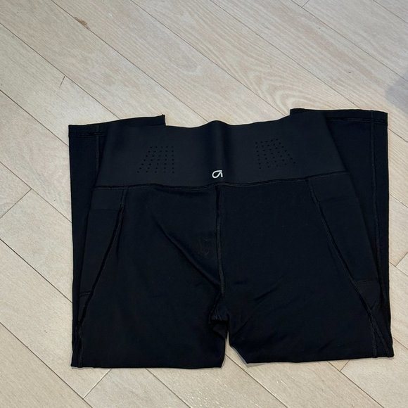 GAP Sculpt Cropped Leggings with Perforated Detailing - Picture 3 of 4